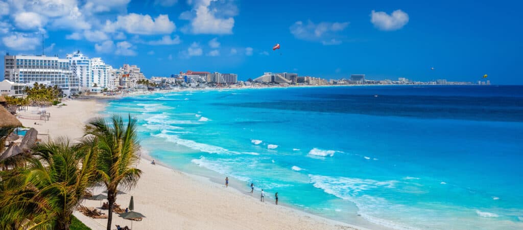 Cancun showing blue waters